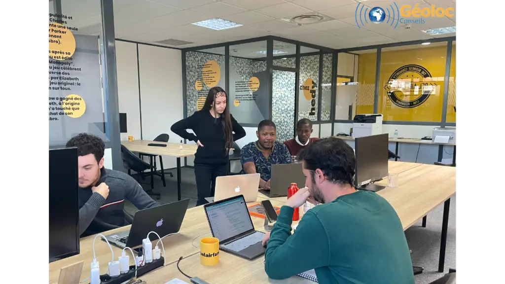 Équipe de Géoloc Conseils dans ses bureaux